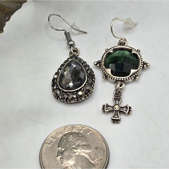 "5/$25" Mismatched Silvertone Green/Gray Celtic Dangle Earrings - Picture 4 of 9